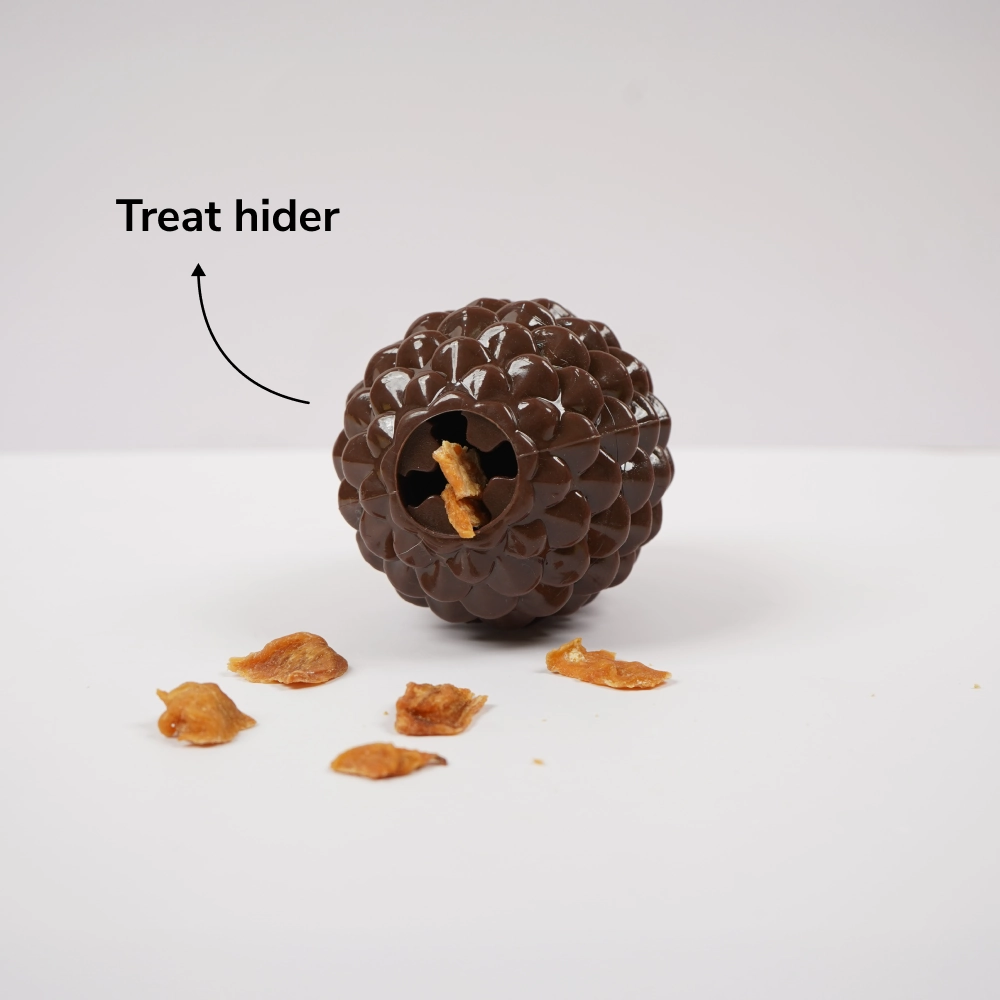 Skatrs Pinecone Treat Dispenser forDogs (Brown)